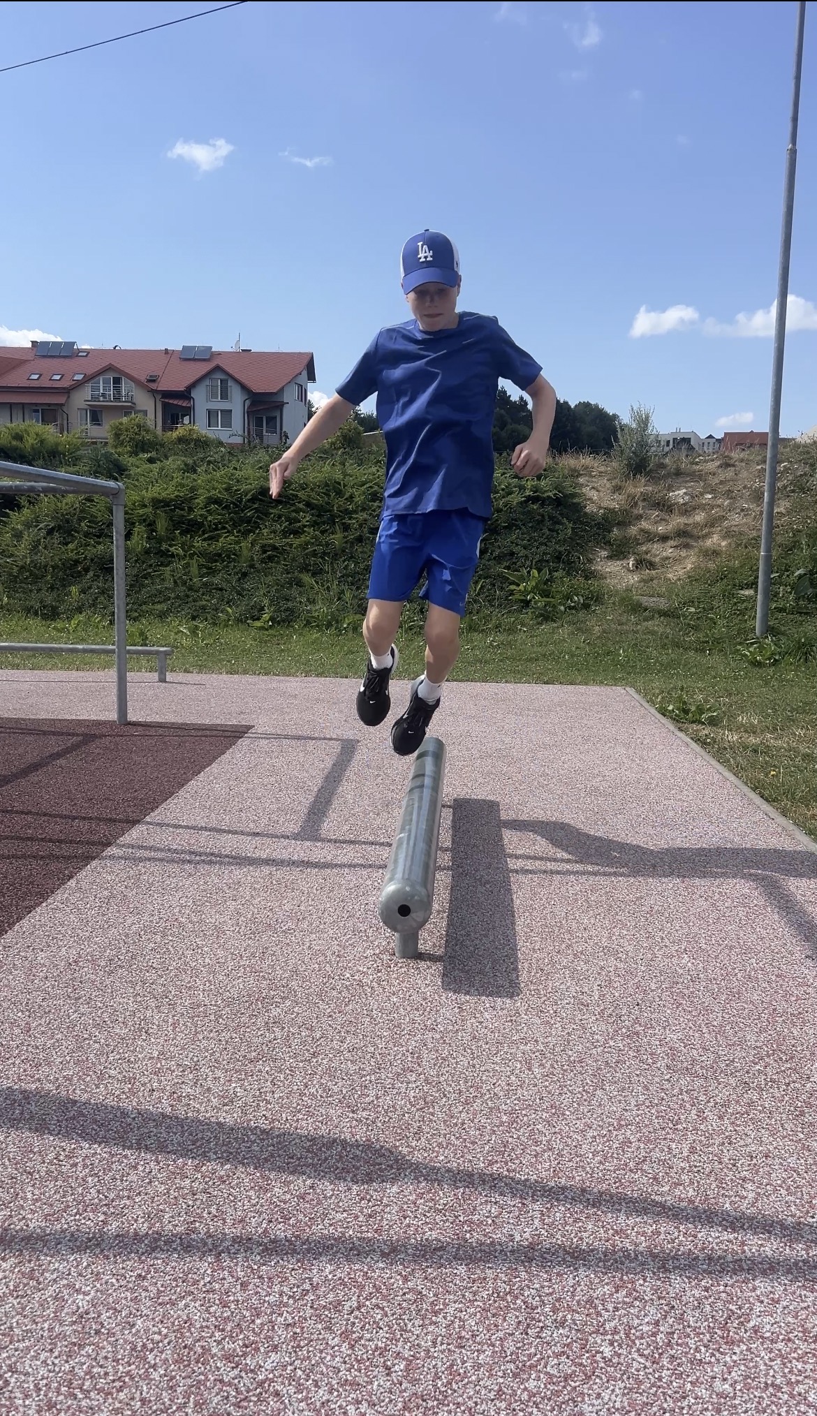 Teenageri pri kondičnom tréningu vonku