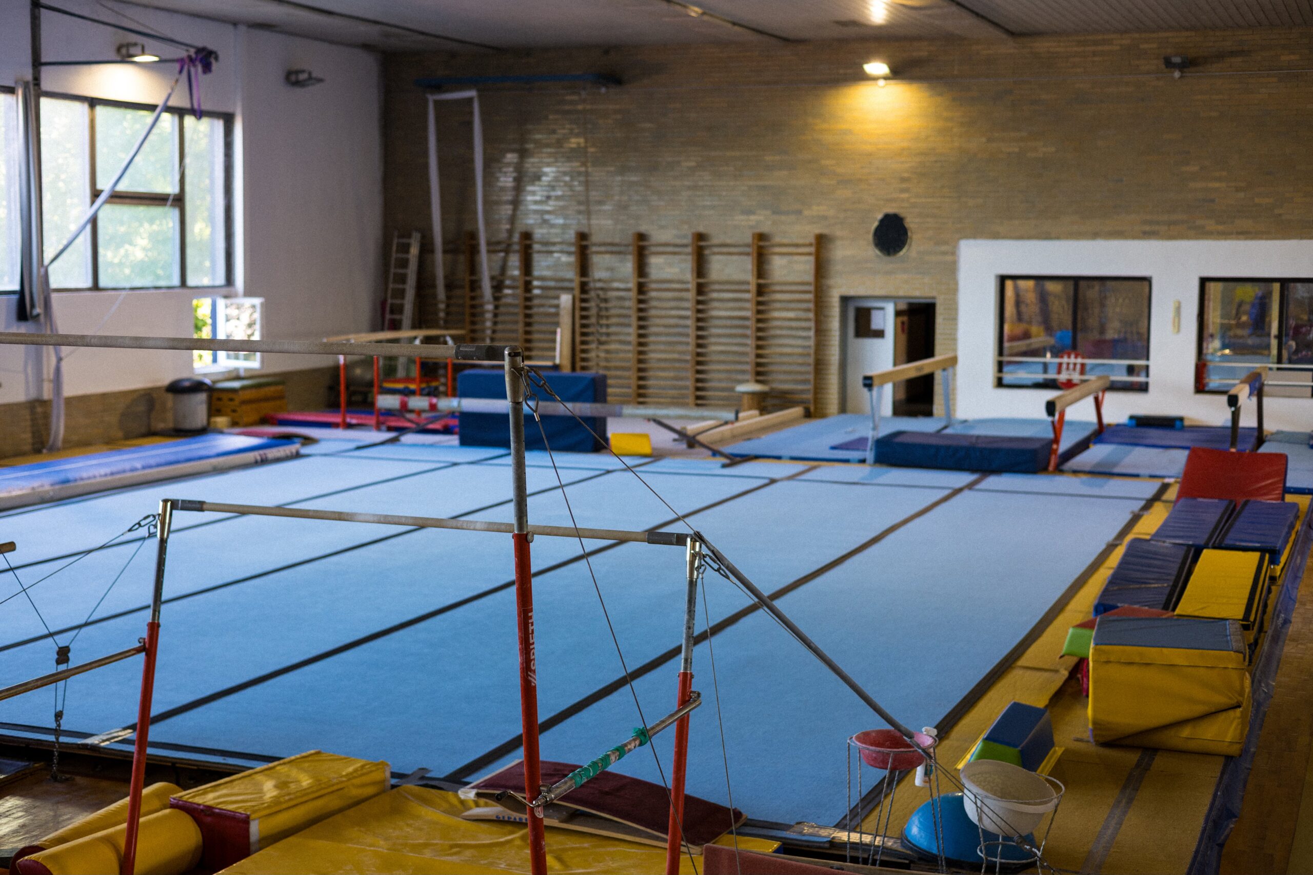 Dievča cvičí na gymnastickom náradí